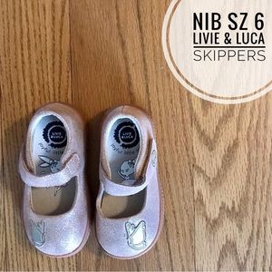 NIB sz 6 Livie and Luca Skippers